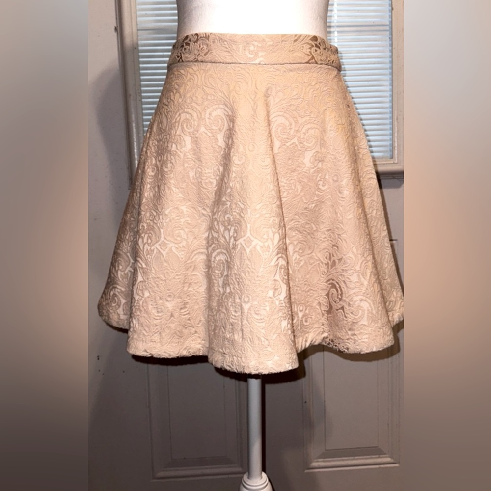 #1149 Forever 21 Cream Short Skirt/Size Large/Length 16” New
